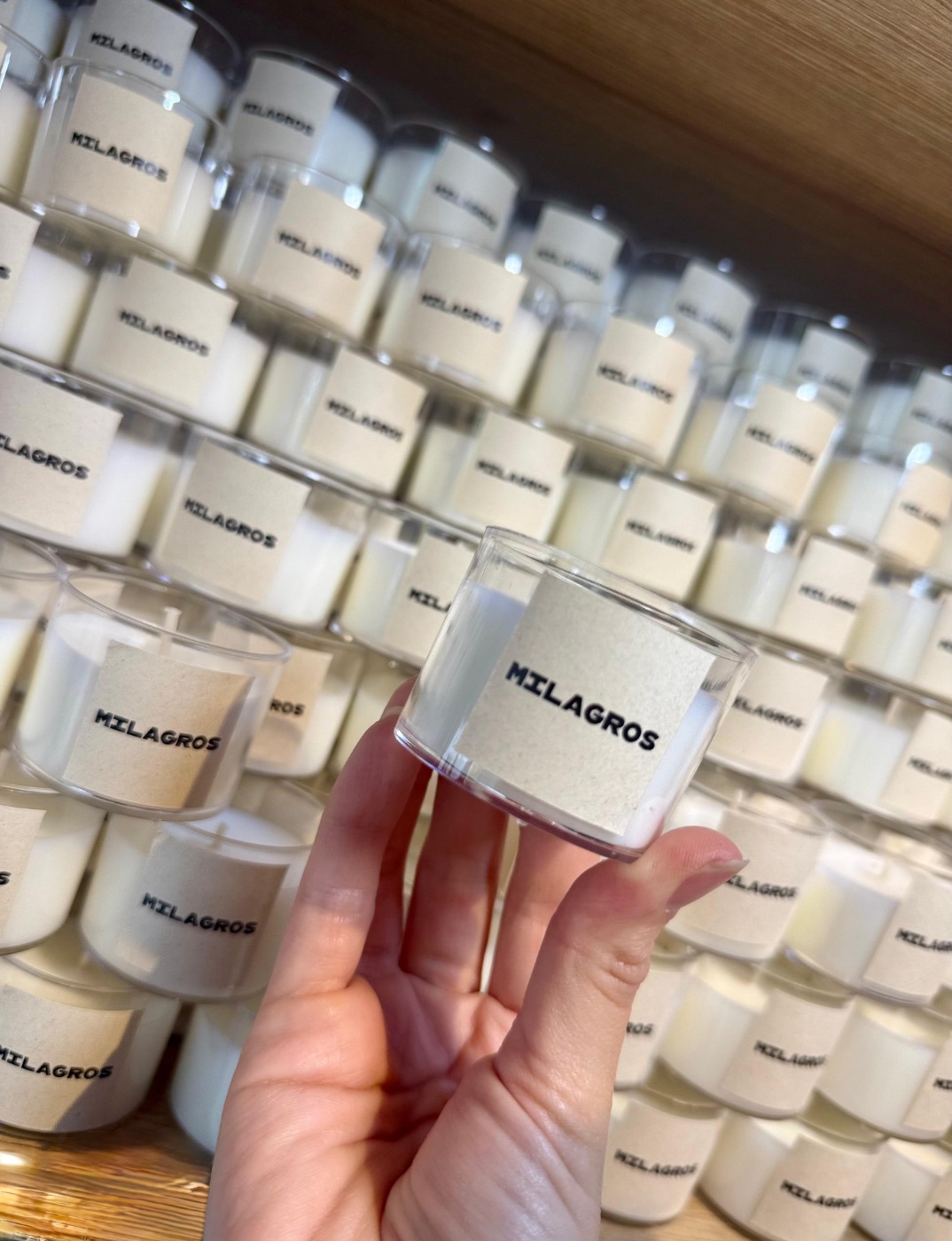Pared de velas Milagros producidas en taller, apiladas en formación de mosaico