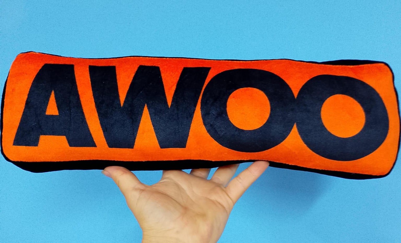 Cojín horizontal AWOO en naranja y negro sobre fondo azul