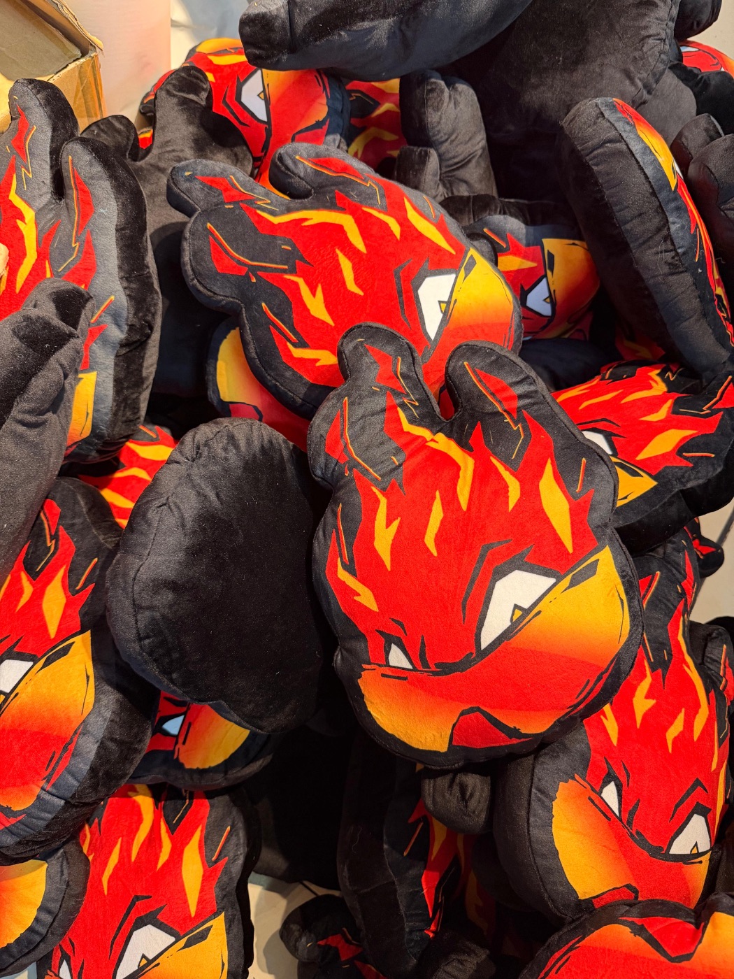 Pila de cojines de fuego Ryan Castro en taller — escala completa de la producción